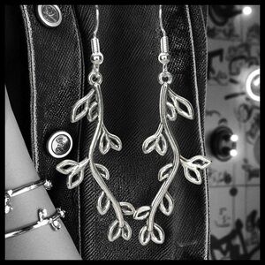 5 For $25💫Long Silver Branch Earrings